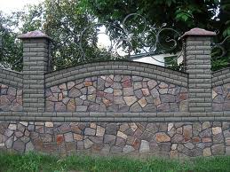 Забор,  выполненный   из искусственного камня